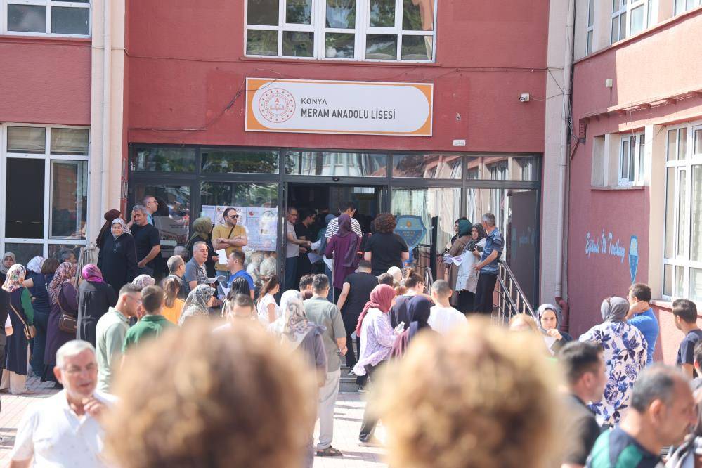 Konya'da YKS sınavına geç kalan öğrenciler gözyaşlarına boğuldu 1